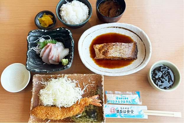 まるは食堂の海鮮定食（ジャンボえびフライ、刺身、煮魚）